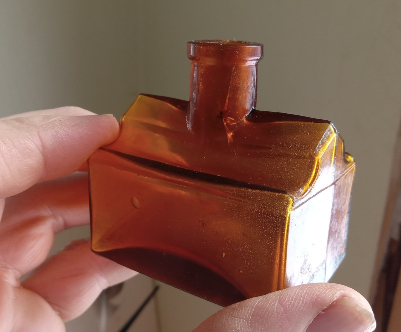 LEVISON'S INKS ST.LOUIS 1880s AMBER CABIN COTTAGE SHAPE PENREST INK BOTTLE AS IS