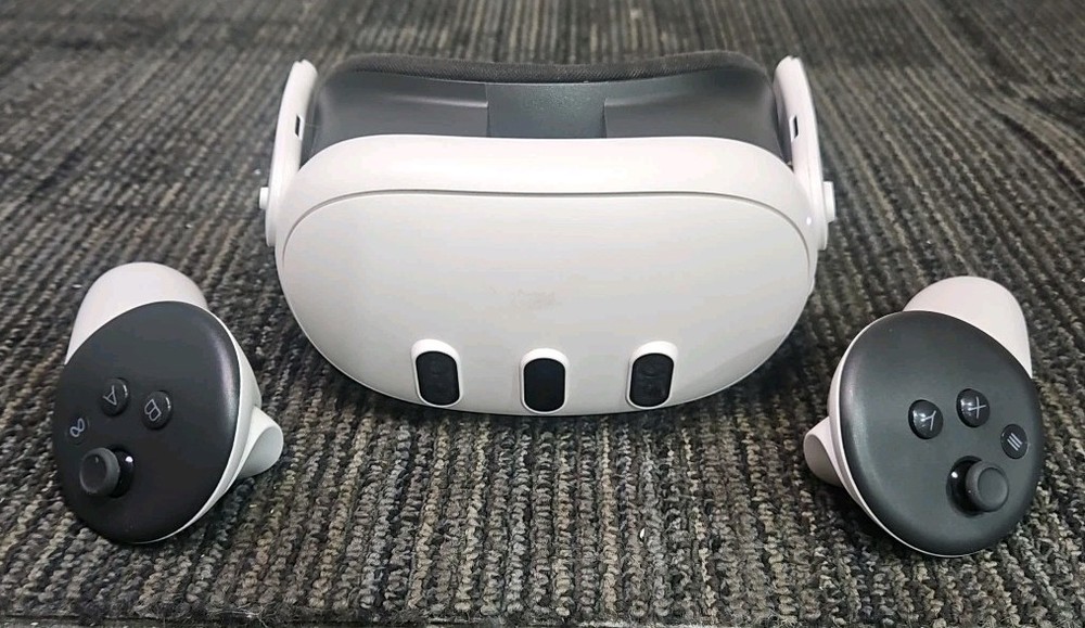 Meta Quest 3 S3A Virtual Reality Headset + 2 Controllers - READ