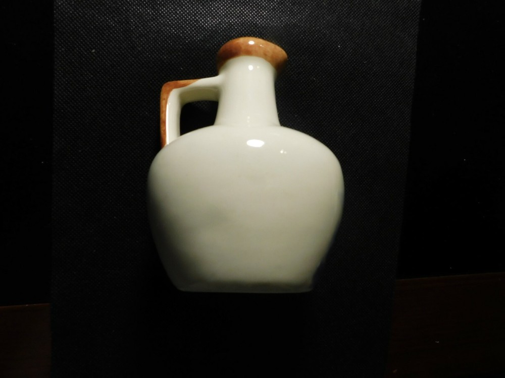 PAINTED SCENE HONEY PITCHER! a84DXX