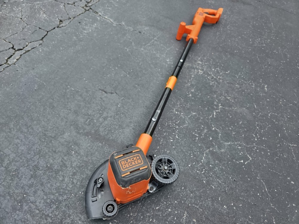 BLACK+DECKER 20V MAX* Edger - BCED400C1, Used
