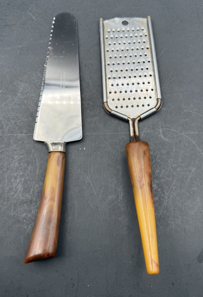 MCM BAKELITE HANDLE GRATER AND CAKE SERVER Bin 1