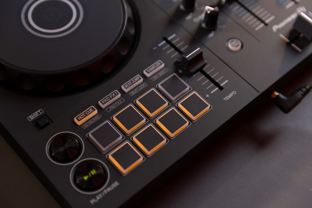 DDJ-FLX4: 2-deck Digital Controller for rekordbox dj Software & Serato Lite