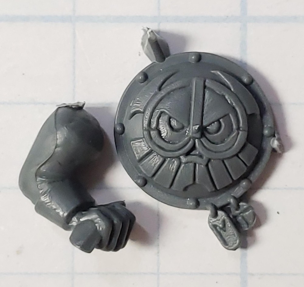 Warhammer Old World Dwarf Bits Warriors Champion Face Engraved Shield w Arm S2
