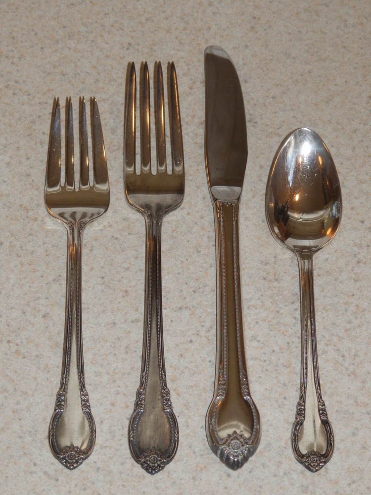 INTERNATIONAL SILVER PLATE REMEMBERANCE PATTERN 4 MISC. PIECES