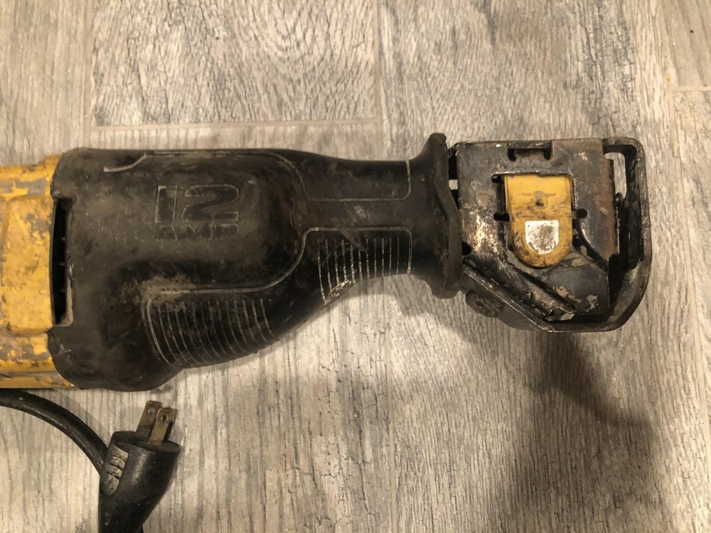 DEWALT DWE305 12-Amp Keyless Variable Speed Corded Reciprocating Saw