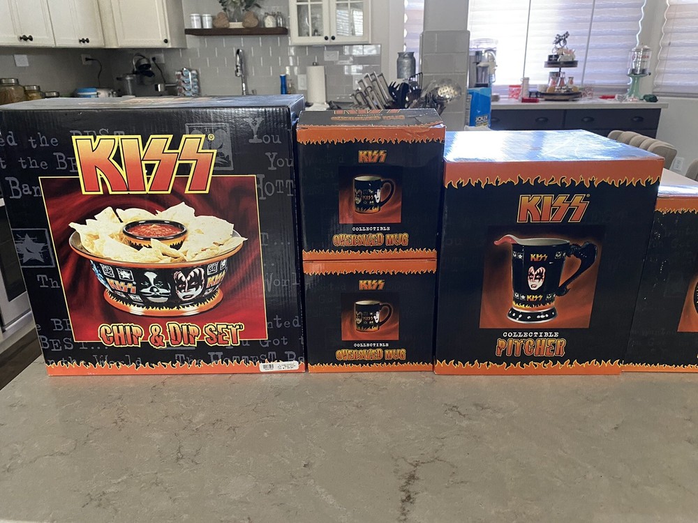 KISS/SPENCER GIFTS COMPLETE DINNERWARE SET PLUS EXTRA OVERSIZED MUG - 8 PIECES