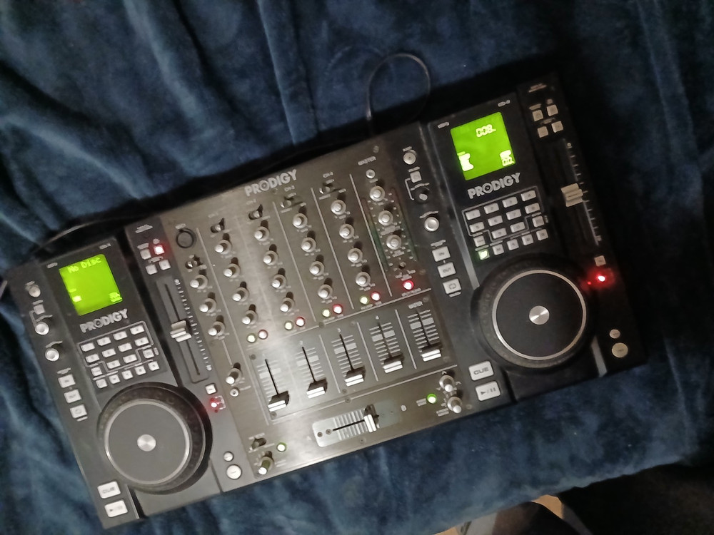 Prodigy FX B-52 4-channel DJ mixer / CD player CD 2 not working !!