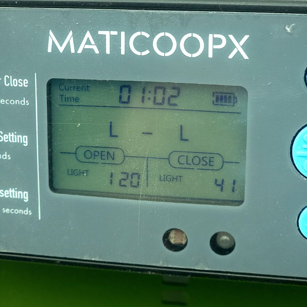 MATICOOPX Automatic Chicken Coop Door - Light Sensor & Timer - Green