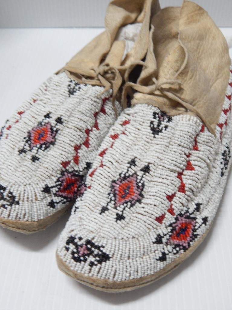 ANTIQUE 1915-20s SINEW FULLY BEADED NO. CHEYENNE HARD SOLE MOCCASINS - MONTANA