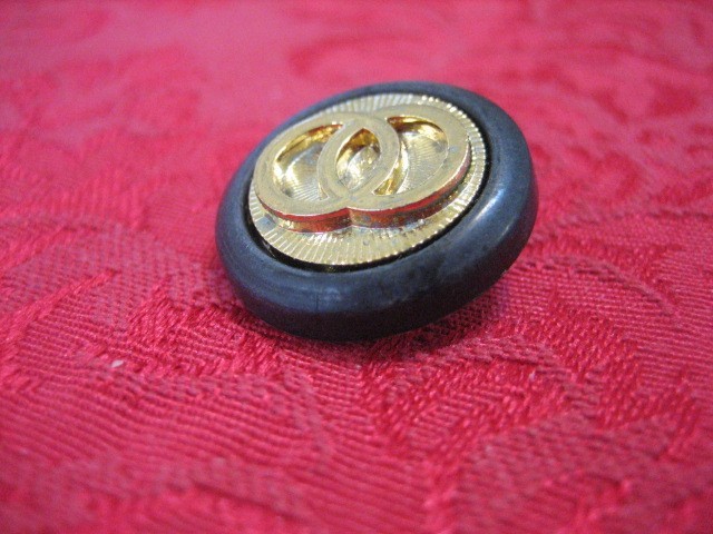 Modern 13/16" Designer? Clothes Plastic Button - Q6