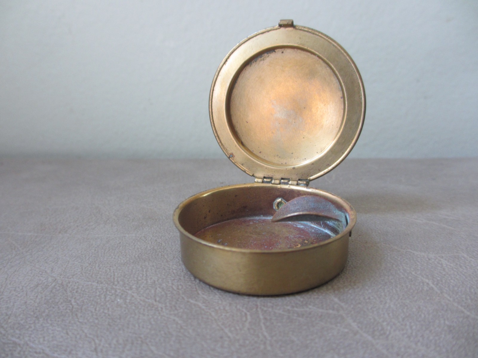 Vintage Brass Portable Pocket Round Cigarette Ashtray Flip Lid