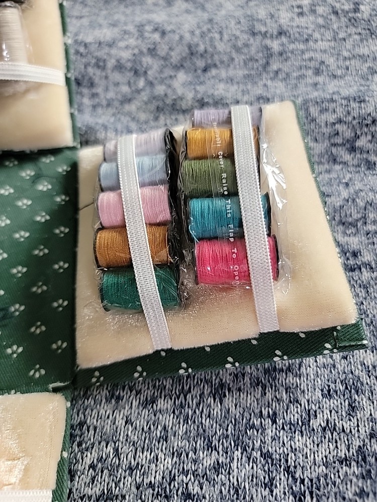 Singer/Foldable Sewing Cube. Pre Owned