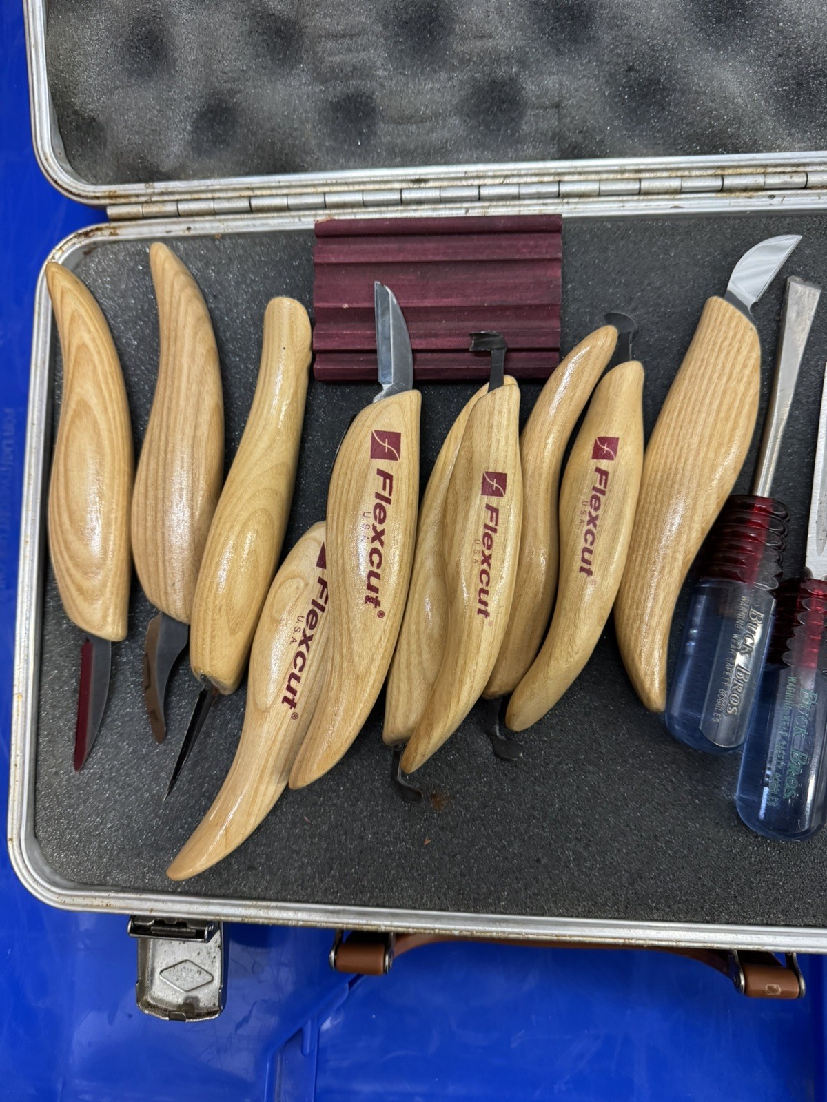 Lot Of Flexcut, different types and more different brands Made SEE PICTURES.