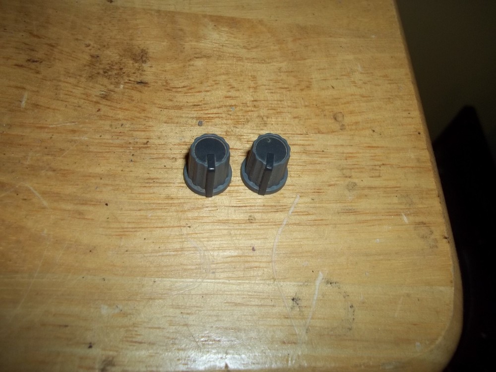 Soundtracs 32-4-2- Studio Mixer Black Top Knobs (2)