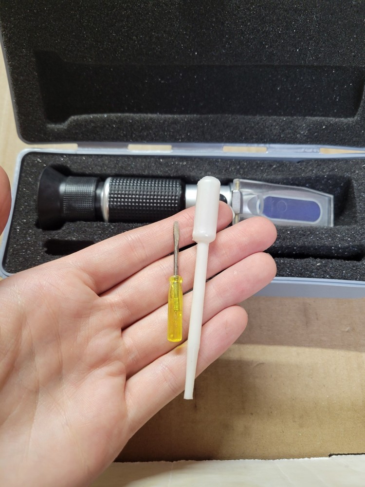 Hand/Portable Refractometer (Features ATC)