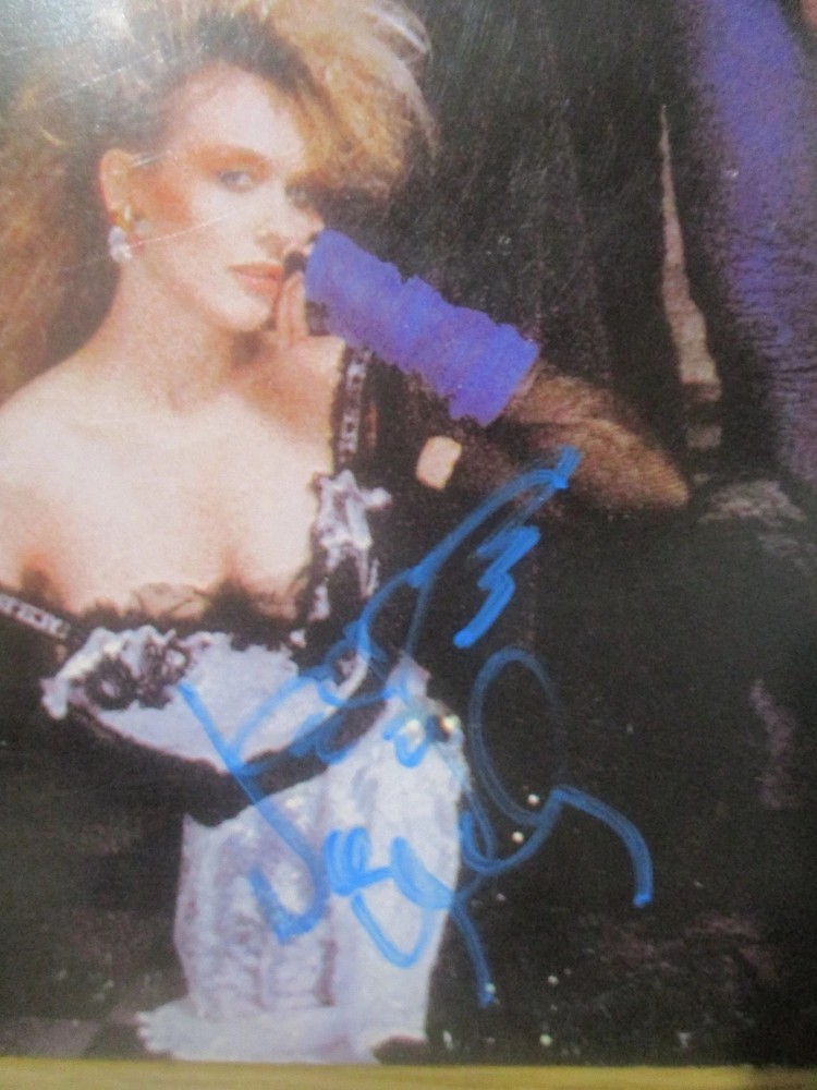 HEART JSA CERTIFIED AUTHENTIC AUTOGRAPHED/SIGNED HEART ALBUM ANN & NANCY WILSON