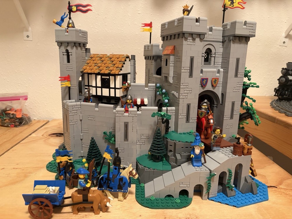 Brick Built - Lion Knight’s Castle 10305