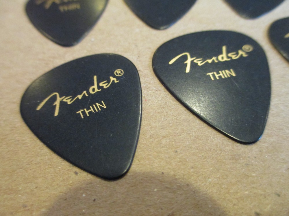 25 FENDER GUITAR PICKS - 351 TYPE IN BLACK - THIN