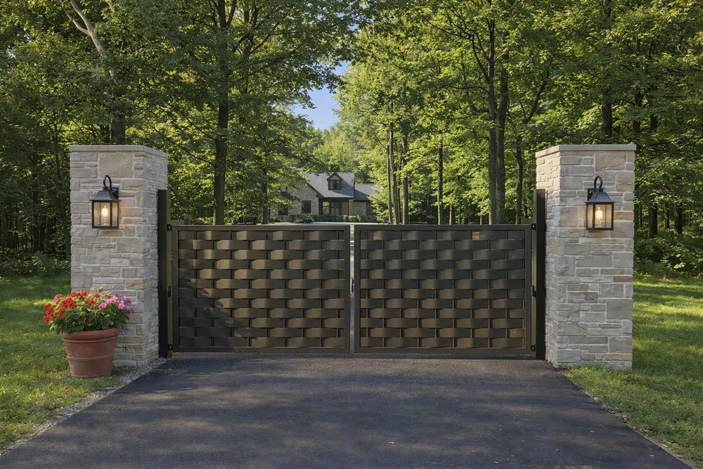 Modern Privacy Driveway Gate with Interwoven Design- DG111