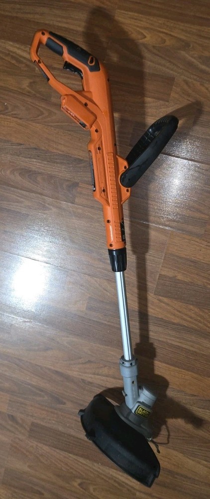 Black + Decker 20V MAX Cordless 12" String Trimmer / Edger LST300 Weed Wacker
