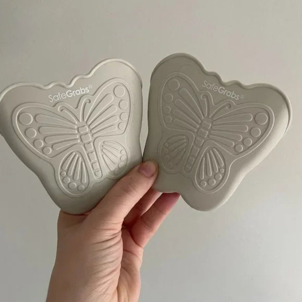 NWT Safe Grabs Safe Pack Bundle: Multi-Purpose Silicone Mat + Butterfly Mitts