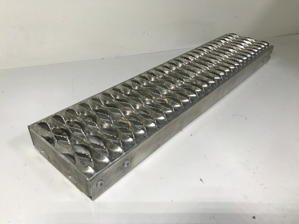 Peterbilt 379 389 Battery Box Lower Step