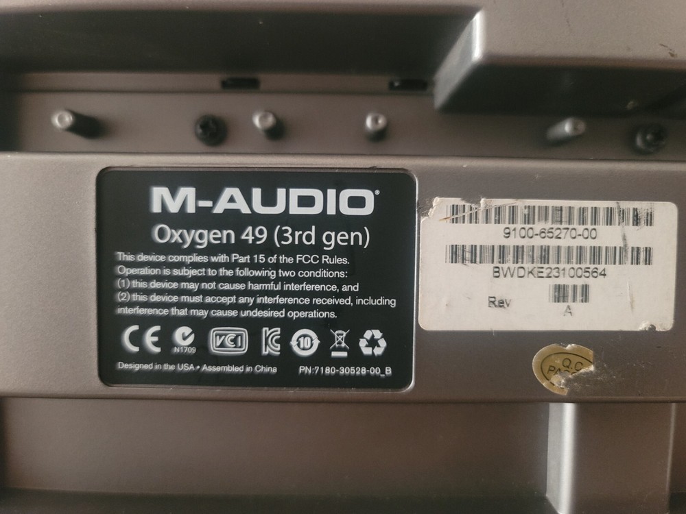 M-Audio Oxygen 49 (3rd Gen) MIDI Controller Keyboard-Missing Four Plastic Knobs