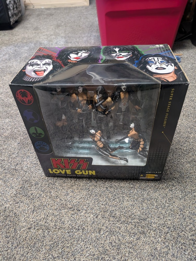 RARE - KISS Love Gun Deluxe Boxed Edition – Complete Super Stage Figures Set