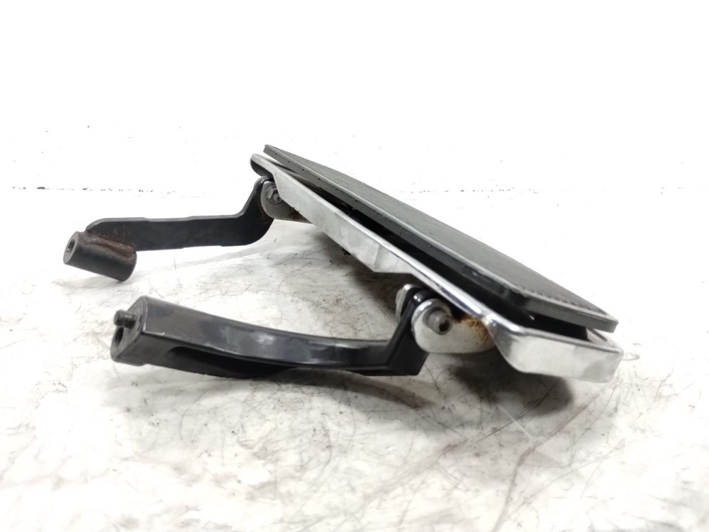 2010 Harley FLHTCU Ultra Classic Front Right Floorboard Mount Bracket