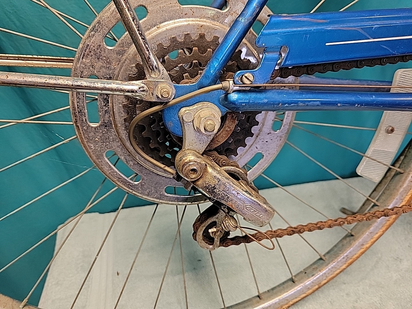 April 1977 Schwinn Suburban Complete Bicycle. Bike Rolls Smooth. Tires Dry Rot