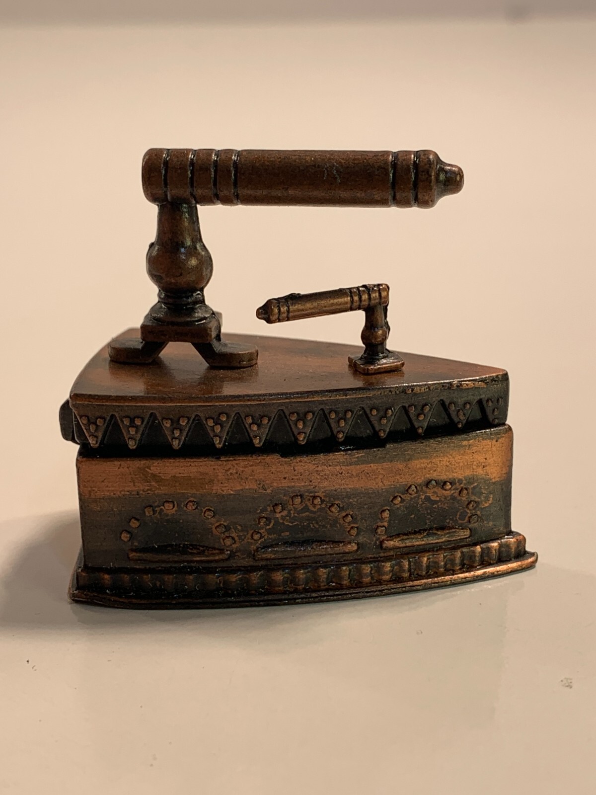 Vintage Die-Cast Pencil Sharpener Antique Style Clothes Iron PSD1