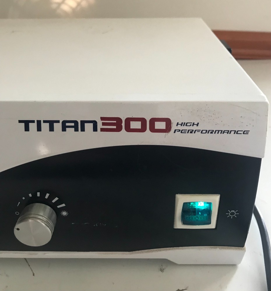 SUNOPTICS SURGICAL TITAN 300 LIGHT SOURCE