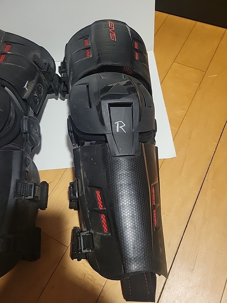 EVS RS9 Knee Brace Large Right/Left