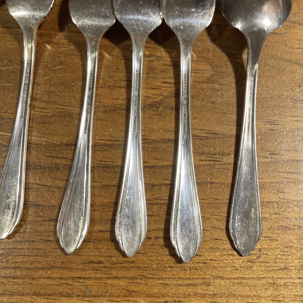 7 PC Oneida Comm. SP 1935 Madelon Pattern 1 Dinner Fork, 4 Dessert Forks
