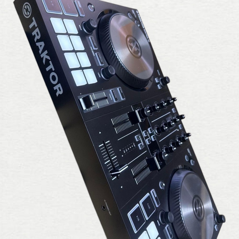 Native Instruments Traktor Kontrol S2 MK3 DJ Controller Tabletop 2-Channel Black