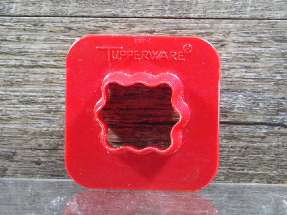 Tupperware Small Cookie Appetizer Canapé Cheese Cutter #797 Red