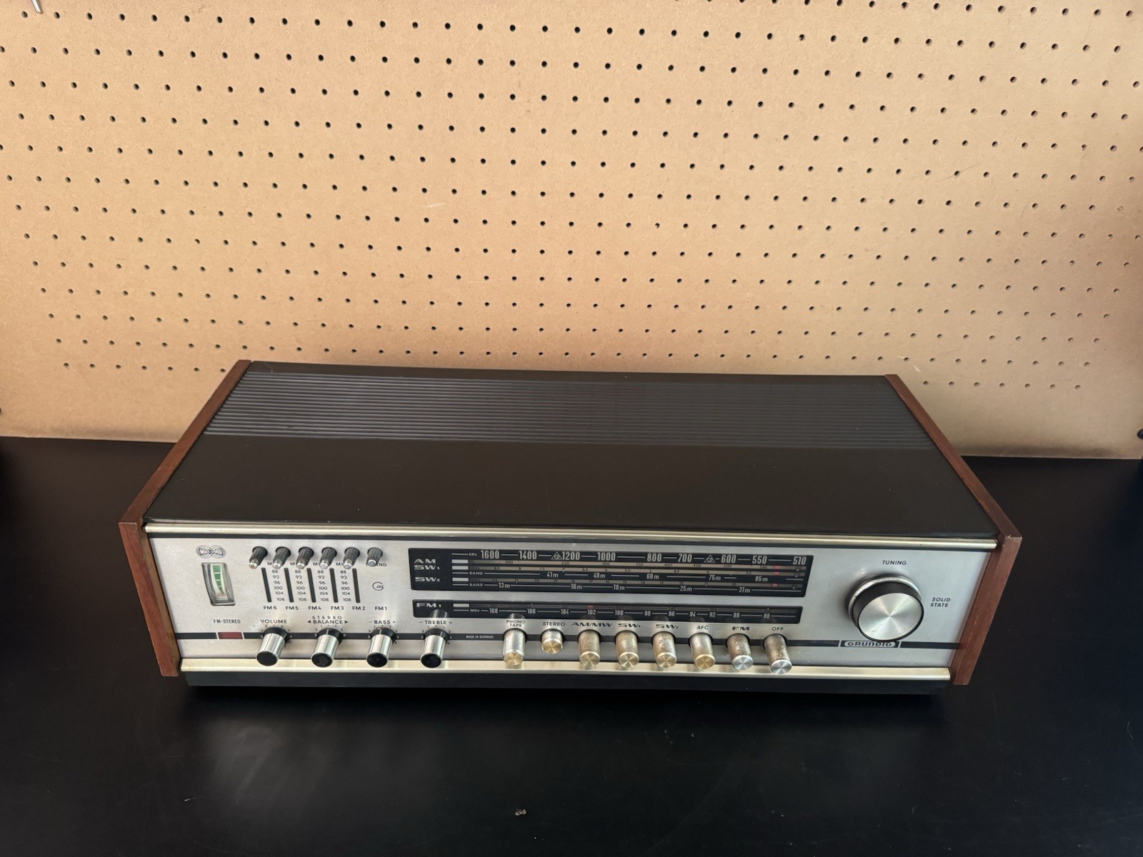 Grundig RTV 360U Solid State Am/Fm Short Wave Radio Stereo w/Speakers *READ*