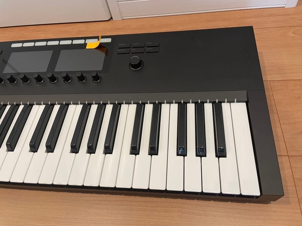 Native Instruments S-Series Komplete Kontrol S49 MK3 Keyboard Controller