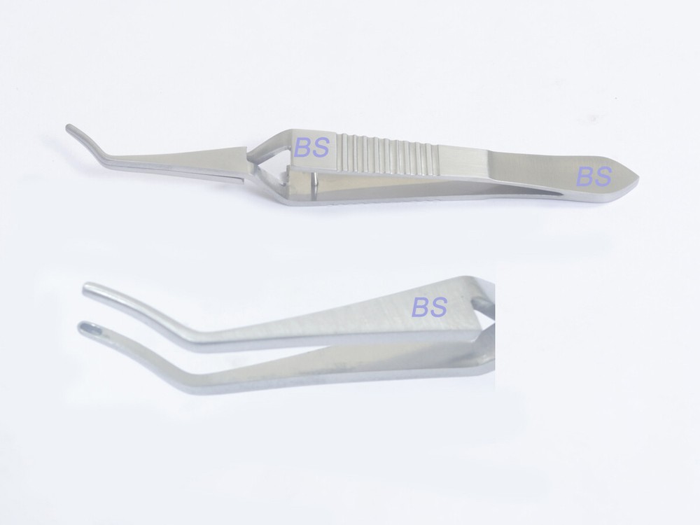 Scleral plug holding forceps to securely hold scleral plug during insertion