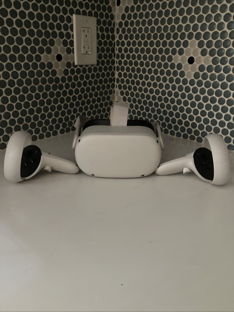 Oculus Quest 2 Virtual Reality Headset 256GB, with Controllers, White.