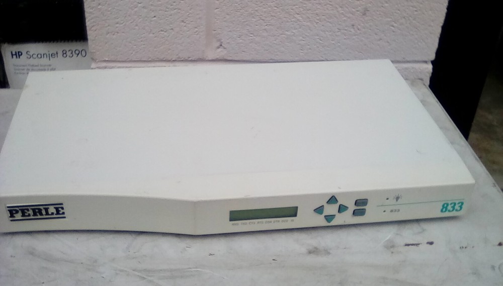 Perle 8 Port Ethernet 833
