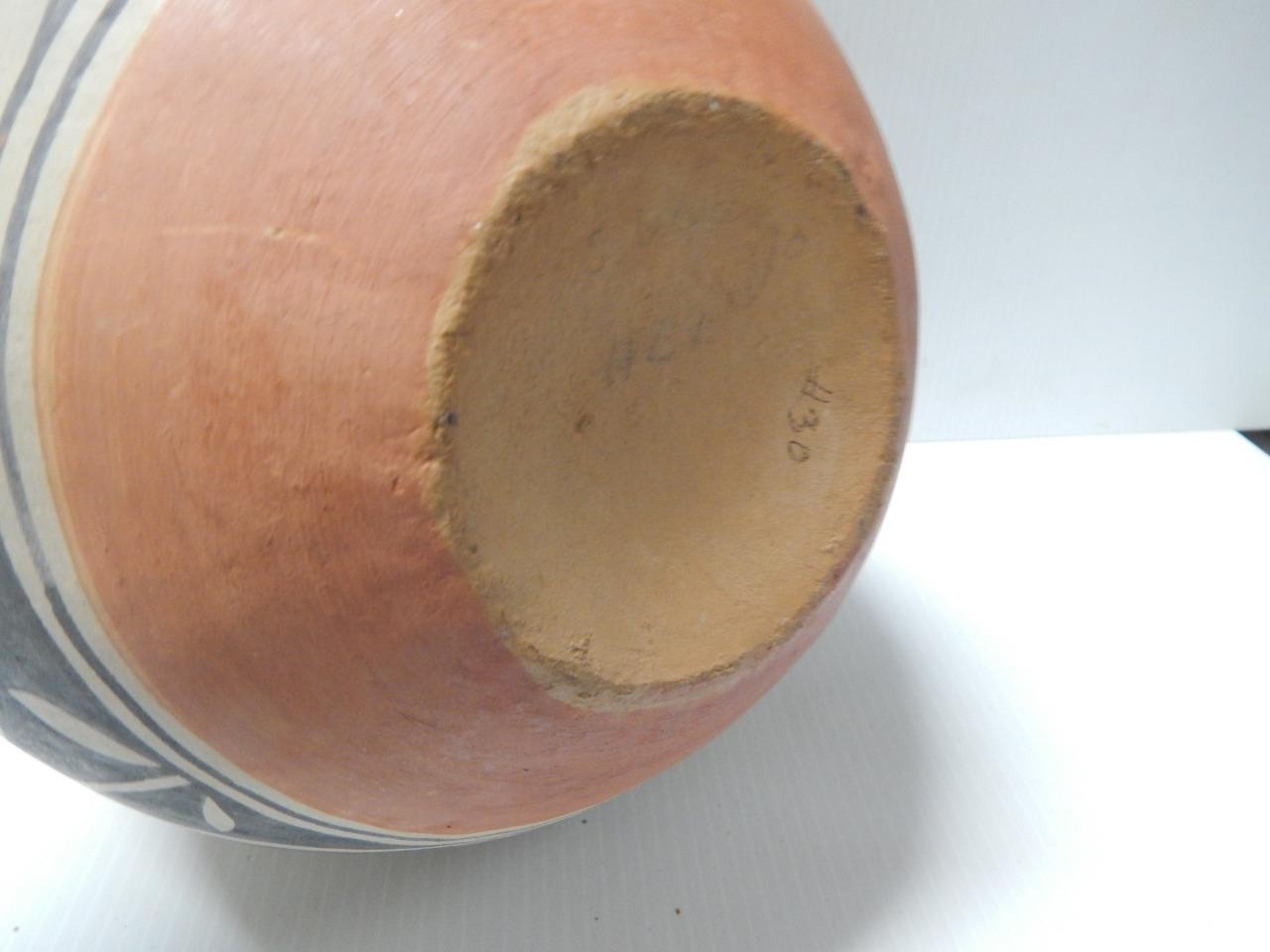 XLRG VINTAGE SANTO DOMINGO INDIAN POTTERY OLLA FORM POT - CONCAVE BASE - XLNT !