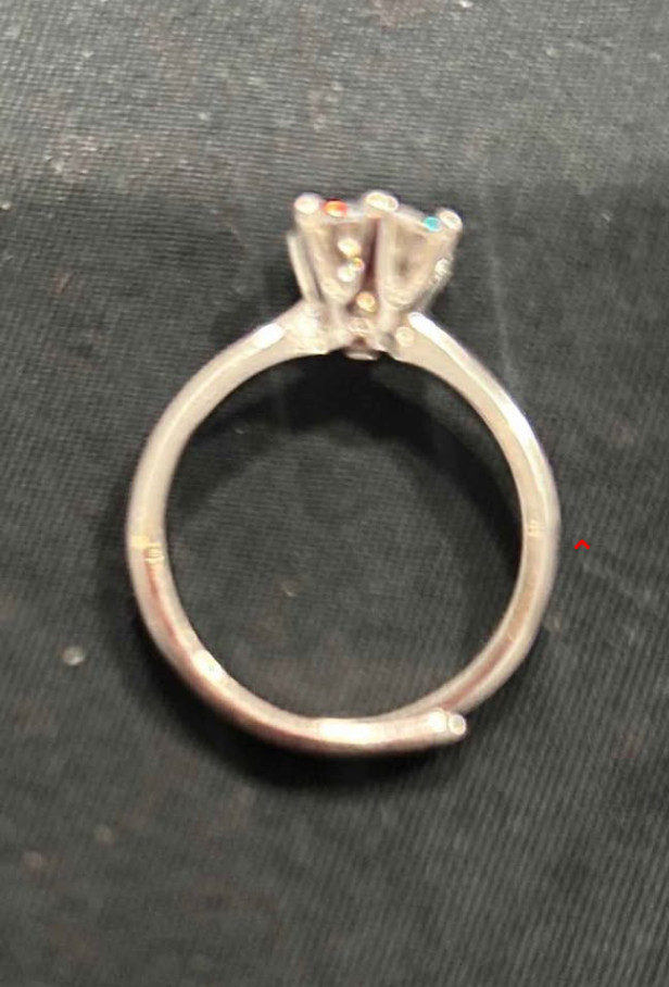 VVS1 Moissanite Engagement ring
