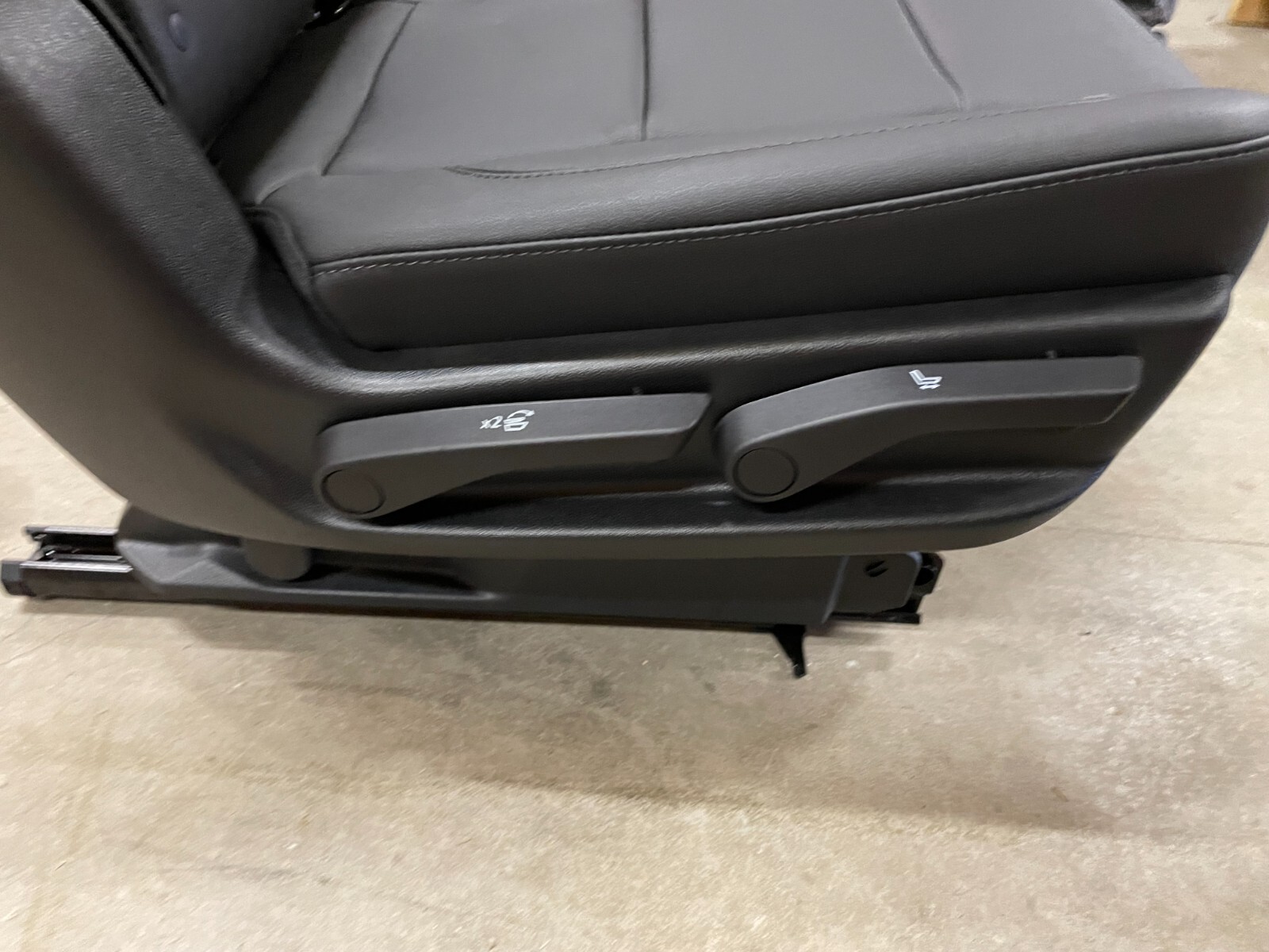 21-25 TAHOE YUKON ESCALADE SUBURBAN LEATHER 2ND ROW SEAT EBONY (JET BLACK) OEM