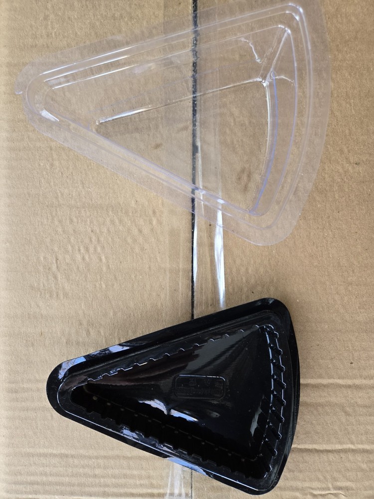 600 pcs Plastic Cake Slice Containers (Black Base + Clear Lid)