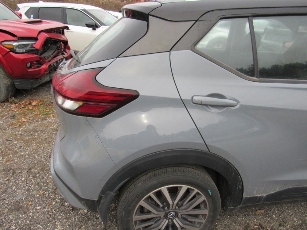 KICKS 2021 Glove Box 1009785