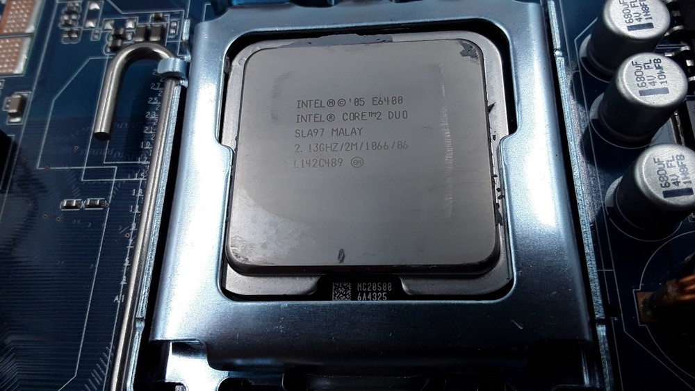 Intel Core E6400 CPU on Motherboard
