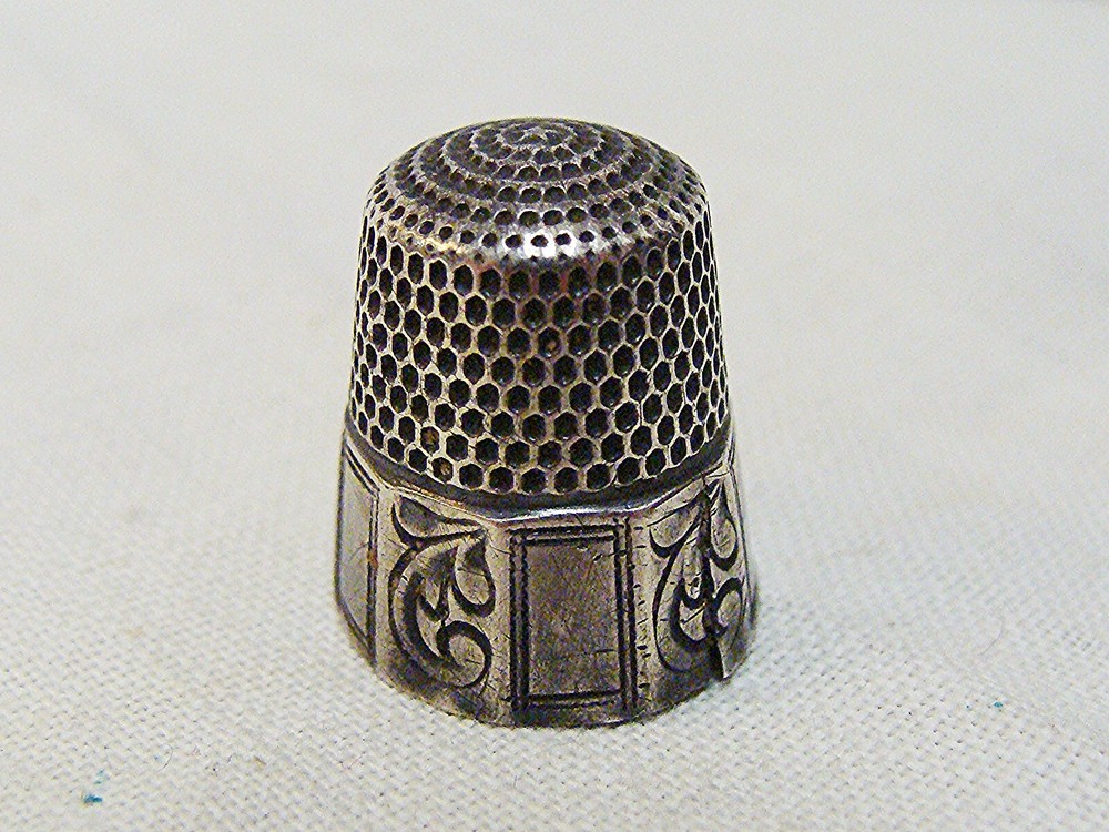 Antique Stern Bros.  Sterling Silver Thimble, Panel & Scroll, Sz 8