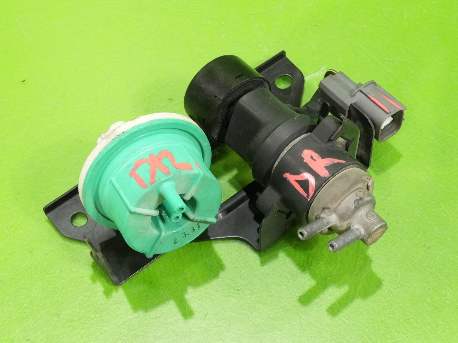 92-95 Civic OEM vacuum control valve + frequency solenoid 17290-PY3-901 Accord