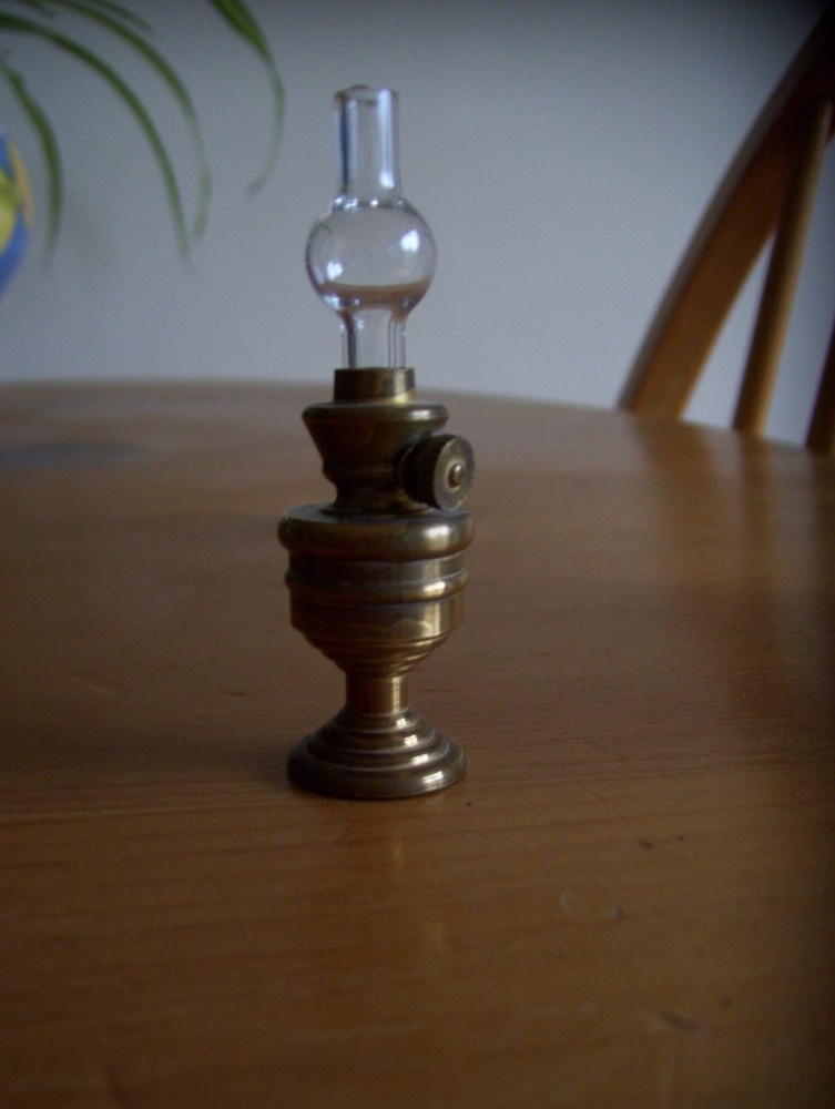 TINY MODEL OIL LAMP.